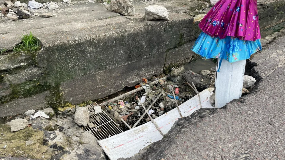 Moradores do bairro Redenção enfrentam transtornos devido a bueiros entupidos