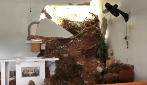 Deslizamento de terra atinge igreja e casas em Parintins após forte chuva