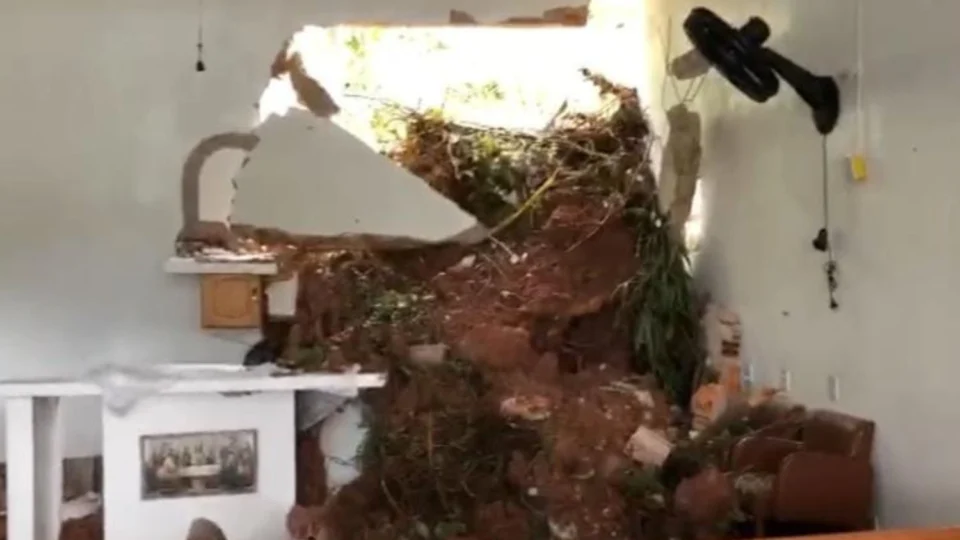 Deslizamento de terra atinge igreja e casas em Parintins após forte chuva