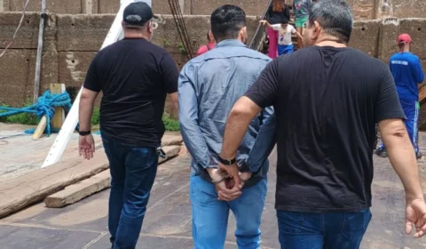 Homem é preso após atropelar e tentar matar companheira em Manaus