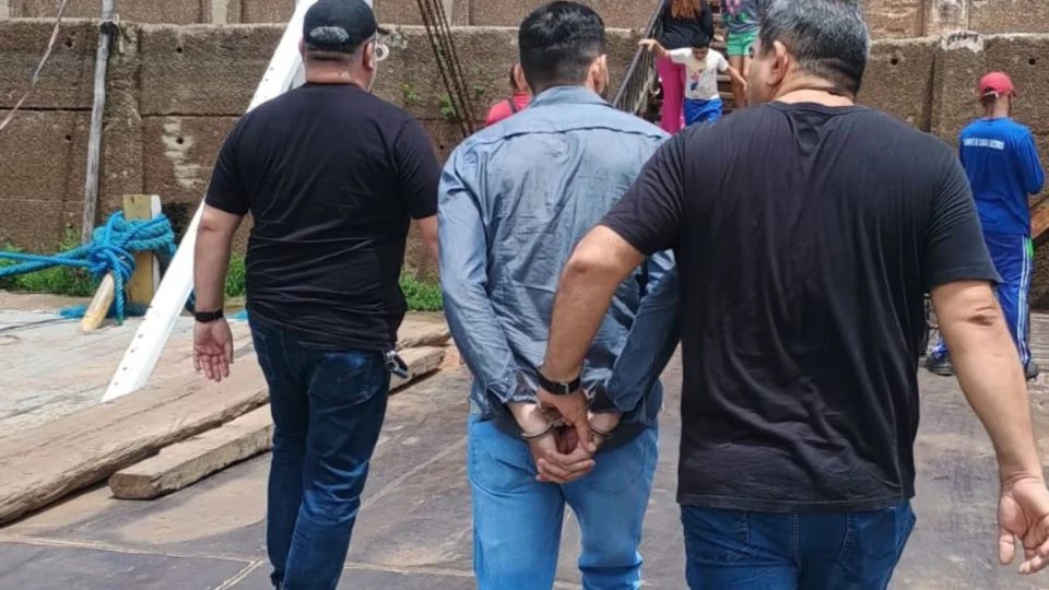 Homem é preso após atropelar e tentar matar companheira em Manaus