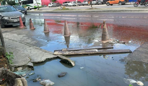 Bueiro entupido causa alagamento e transtornos a feirantes na Zona Leste de Manaus