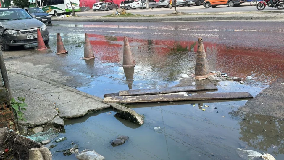 Bueiro entupido causa alagamento e transtornos a feirantes na Zona Leste de Manaus