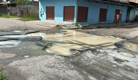 Ônibus fica preso em buraco e destaca problemas de infraestrutura na Rua Êxodo, no Novo Aleixo