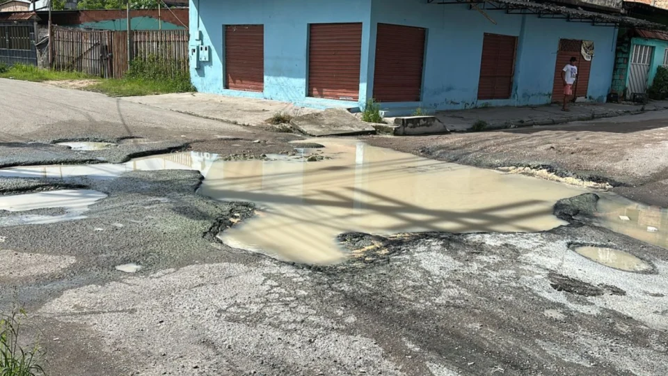 Ônibus fica preso em buraco e destaca problemas de infraestrutura na Rua Êxodo, no Novo Aleixo