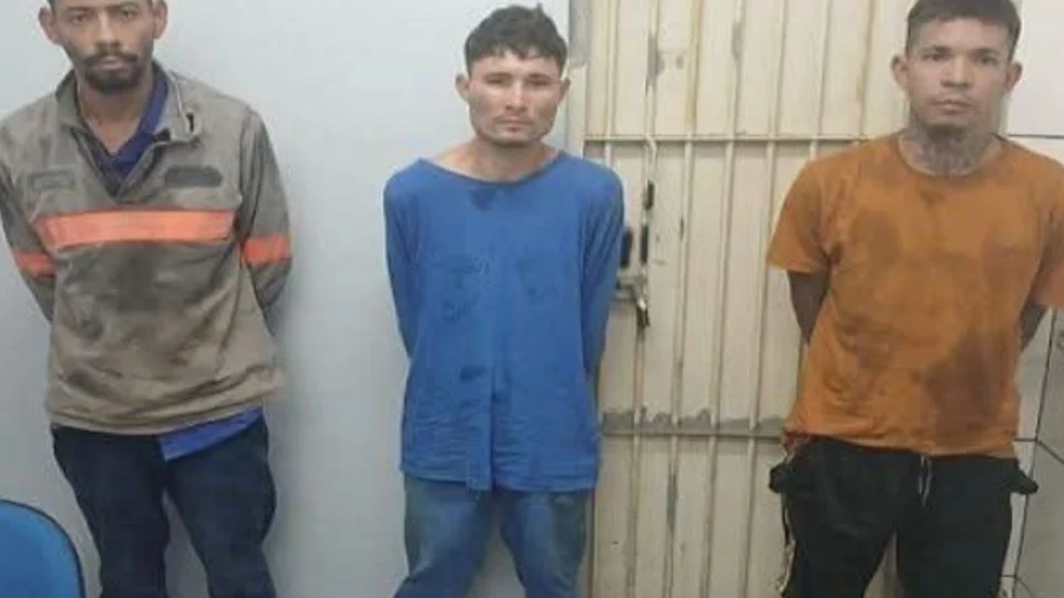 ROCAM prende trio com carro roubado e arma de fogo em Manaus