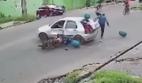 VEJA VÍDEO: motociclista é arremessado de moto em acidente e cai em pé