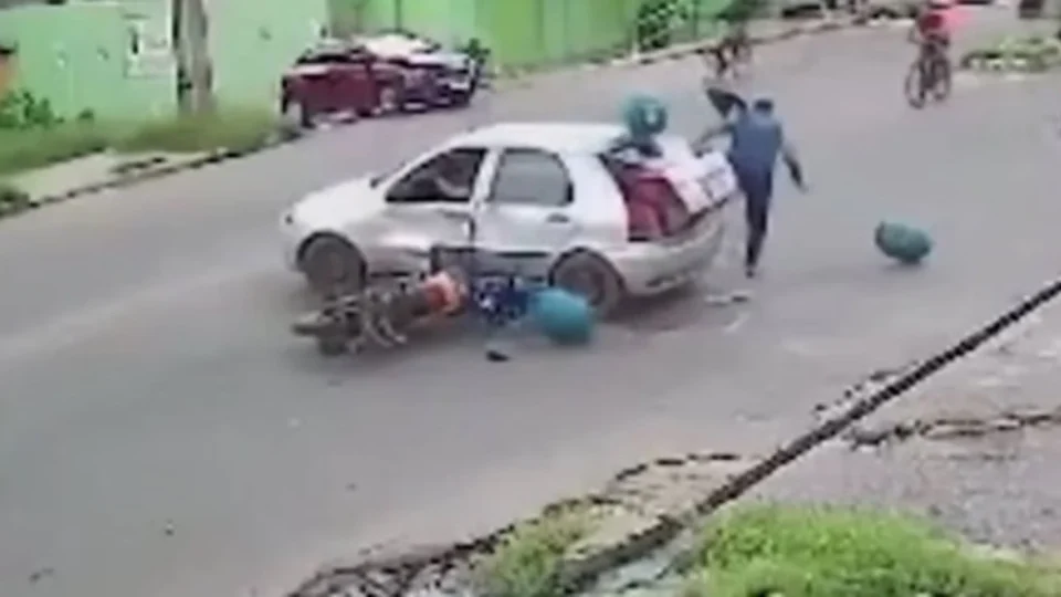 VEJA VÍDEO: motociclista é arremessado de moto em acidente e cai em pé