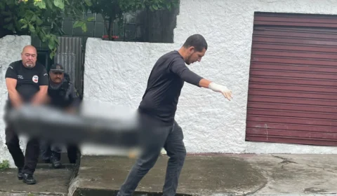 Fotos: Homem invade residência, mantém jovem refém, tenta roubar arma de policial e morre