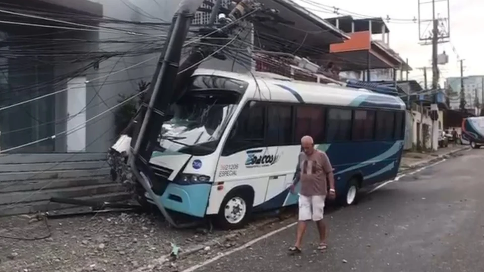 Vídeo: Micro-ônibus perde controle e colide com poste em Manaus; motorista fica ferido