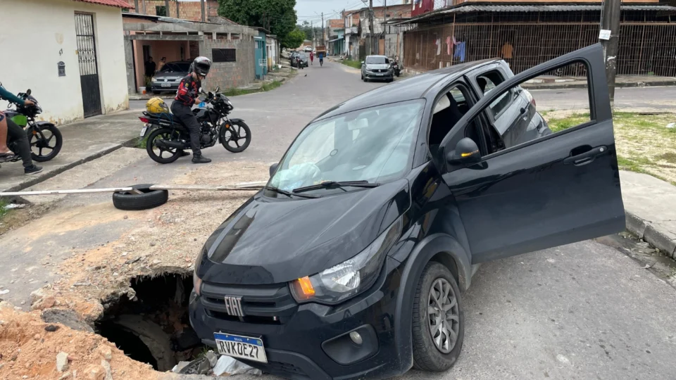 ‘É preciso acontecer essas merdas’, cobra motorista de app após cair em cratera no Cidade Nova