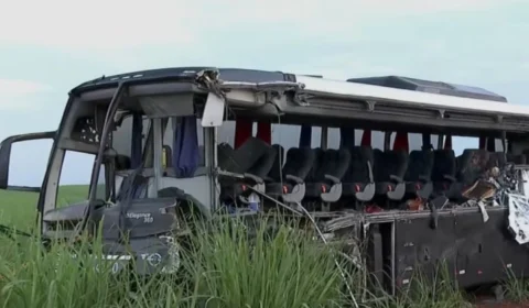 Vídeo: Acidente entre ônibus e caminhão deixa 12 mortos e 19 feridos no interior de SP