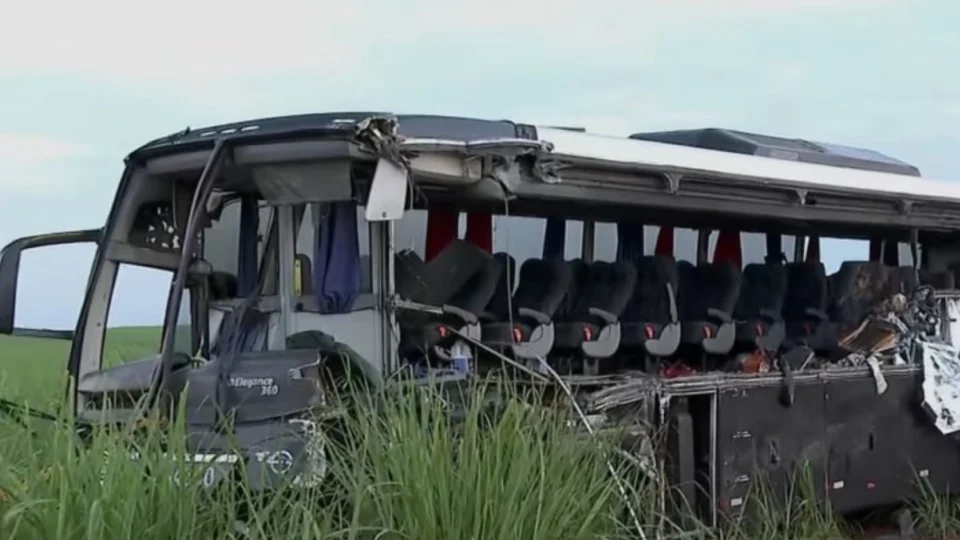 Vídeo: Acidente entre ônibus e caminhão deixa 12 mortos e 19 feridos no interior de SP