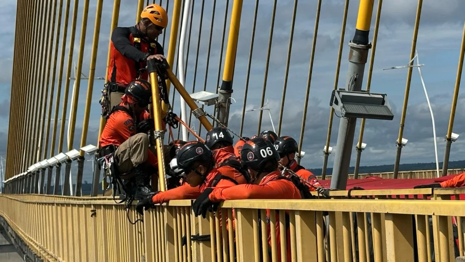 CBMAM intensifica treinamento após incidente de queda em resgate: Aula prática na ponte do Rio Negro testa especialistas
