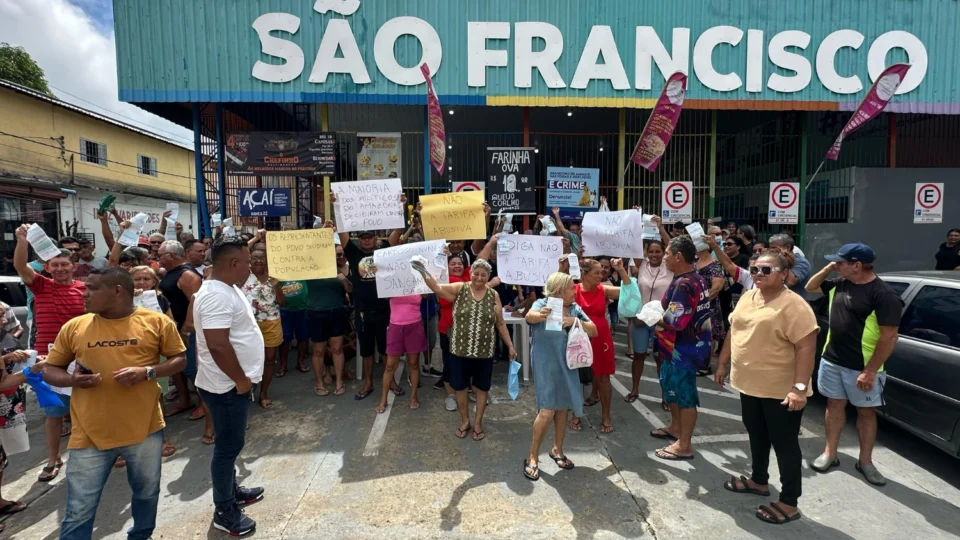 Moradores do São Francisco protestam contra taxa de esgoto abusiva em Manaus: ‘Pagamos por um serviço que não existe’