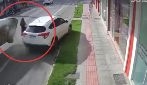 Vídeo: Mulher escapa por um triz de ser atropelada por carro em Santa Catarina