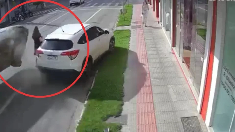 Vídeo: Mulher escapa por um triz de ser atropelada por carro em Santa Catarina