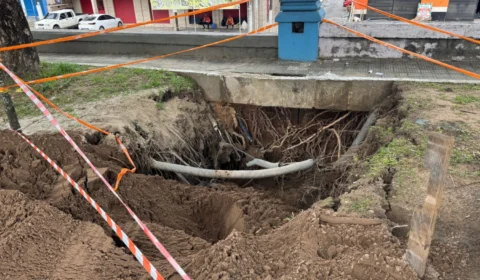 Cratera na praça do Japiim gera riscos à população e expõe descaso com infraestrutura