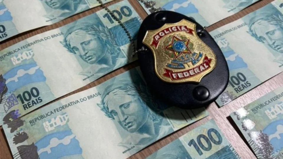 PF apreende malas com notas falsas de R$ 100 que seriam distribuídas no Carnaval de Manaus