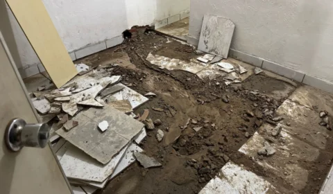 Moradores da Praça 14 sofrem com esgoto a céu aberto e alagamentos; ‘Quando chove fica pior’, desabafam