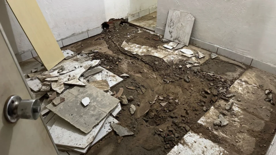 Moradores da Praça 14 sofrem com esgoto a céu aberto e alagamentos; ‘Quando chove fica pior’, desabafam