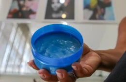 Anvisa cancela venda de pomadas para fixar cabelos; veja a lista