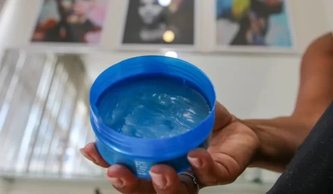 Anvisa cancela venda de pomadas para fixar cabelos; veja a lista