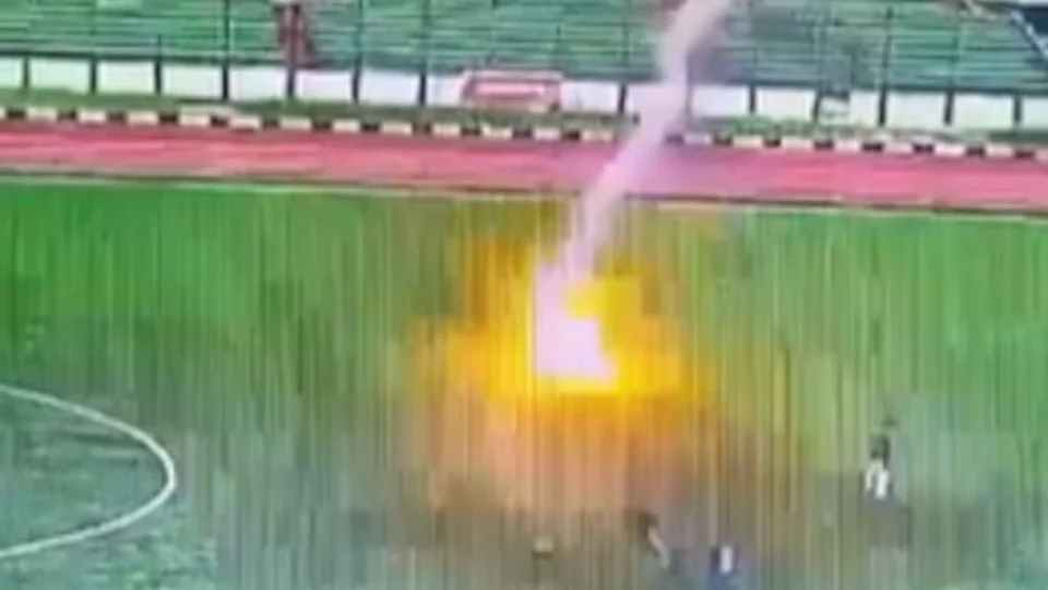 Queda de raio mata quatro jogadoras de futebol na Colômbia