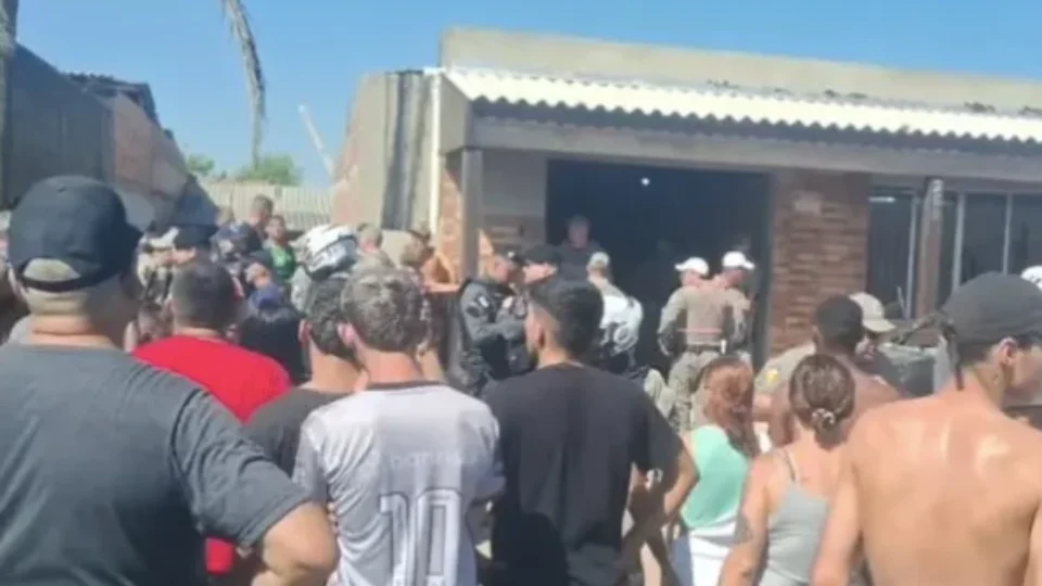 VEJA VÍDEO: homem suspeito de abusar menina de 9 anos é morto por linchamento em Tramandaí