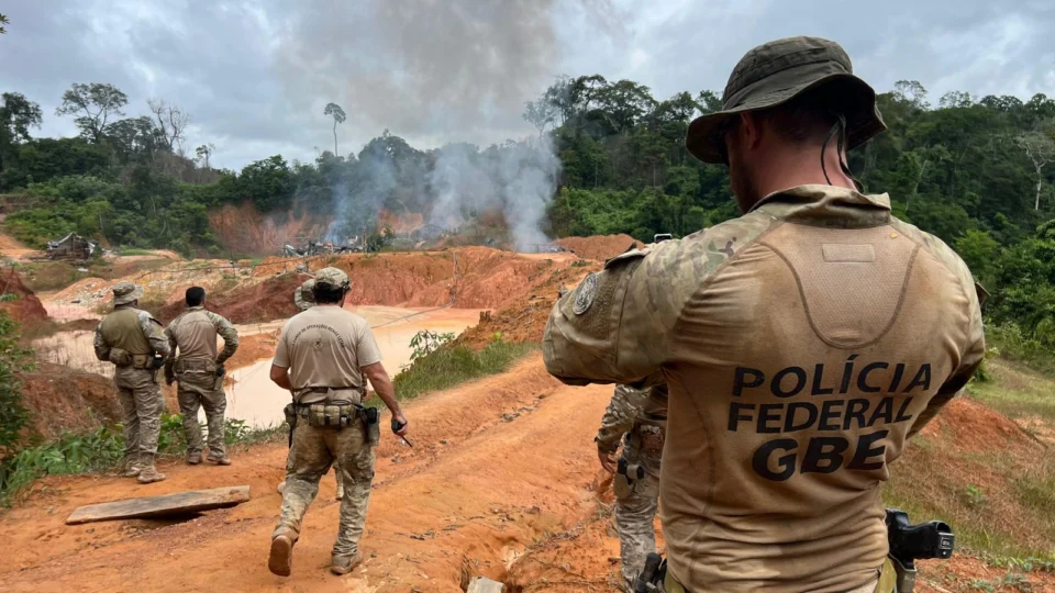 Polícia Federal desativa garimpo ilegal e resgata trabalhadores em situação análoga à escravidão em Maués