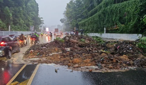 Deslizamento de terra interdita Avenida Mário Ypiranga após chuva em Manaus