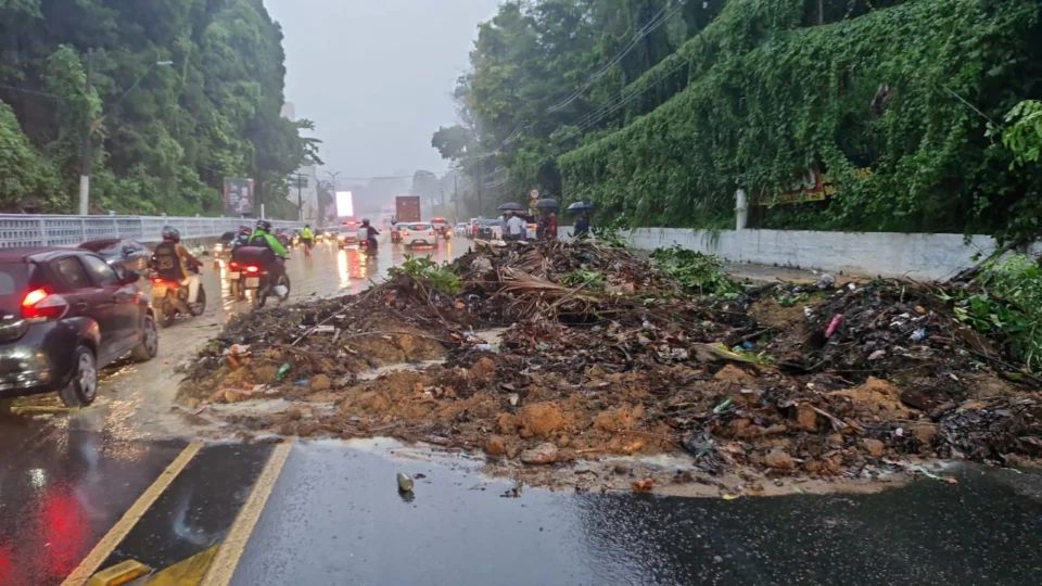 Deslizamento de terra interdita Avenida Mário Ypiranga após chuva em Manaus