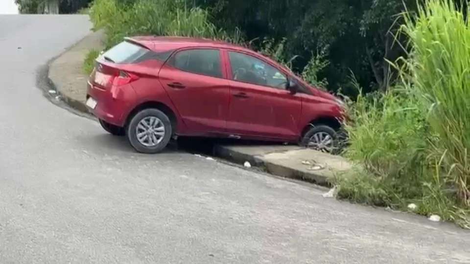 Motorista perde o controle do veículo em ladeira e atropela adolescente na Zona Norte