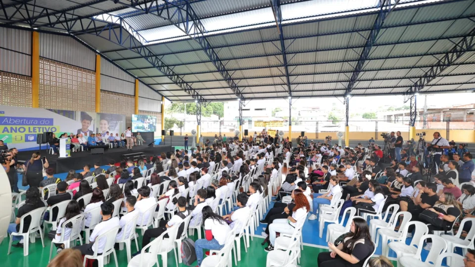 Mais de 370 mil alunos da rede estadual de ensino iniciam ano letivo no Amazonas