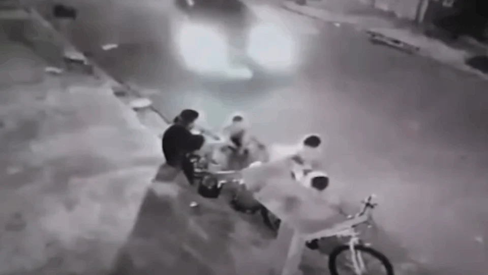 VEJA VÍDEO: motorista bêbado atropela crianças que estavam brincando