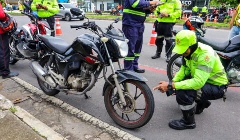 Ação de fiscalização autua mais de 100 motociclistas em Manaus