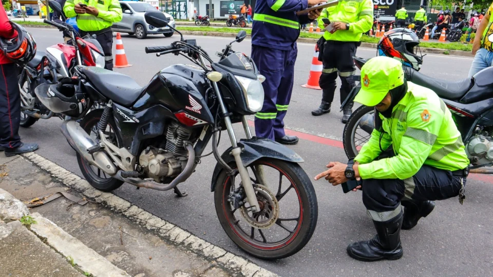 Ação de fiscalização autua mais de 100 motociclistas em Manaus