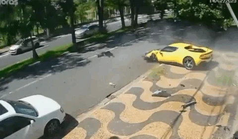 VEJA VÍDEO: motorista perde controle de Ferrari e colide contra portão de casa