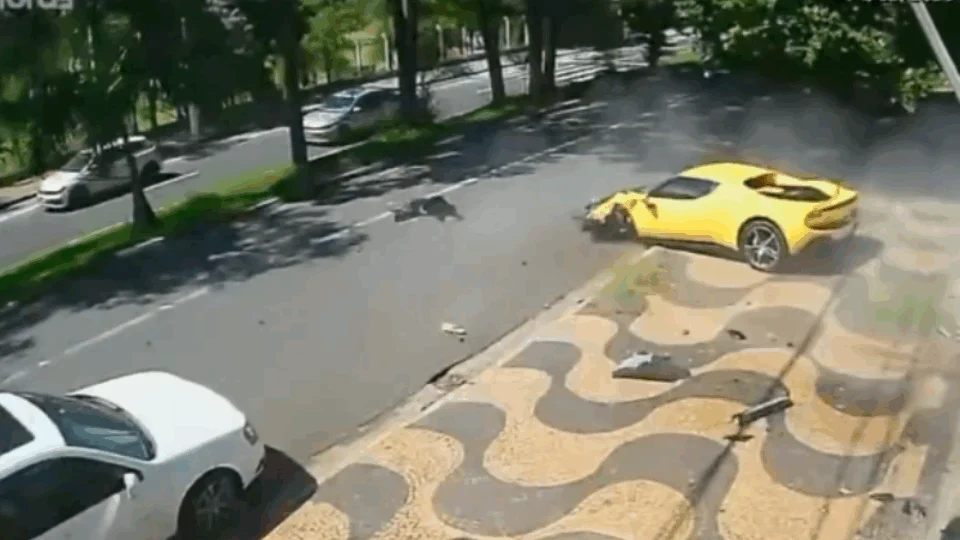 VEJA VÍDEO: motorista perde controle de Ferrari e colide contra portão de casa