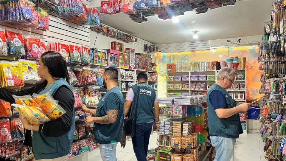 Fantasias, adereços e maquiagens são alvos de fiscalização em Manaus