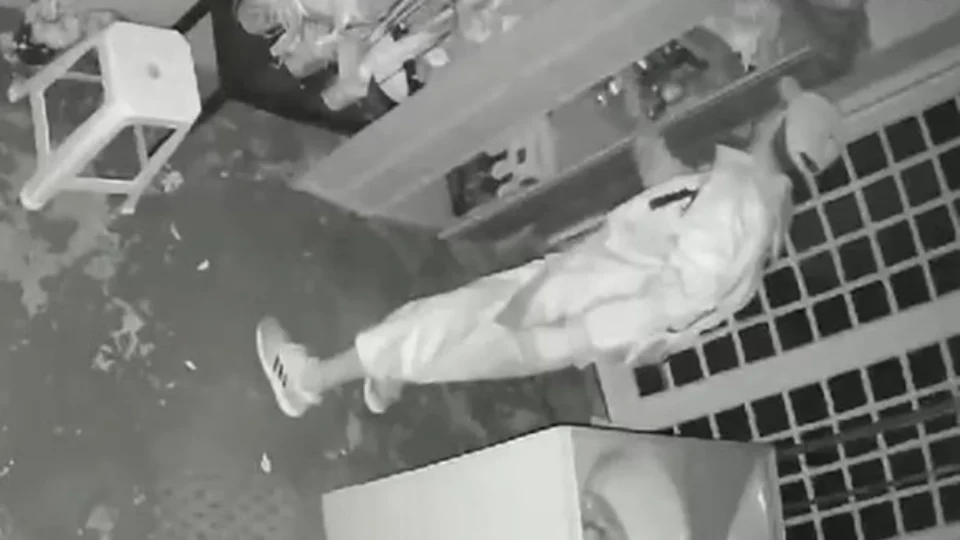 VEJA VÍDEO: homem é flagrado invadindo igreja para furtar imagens sacras