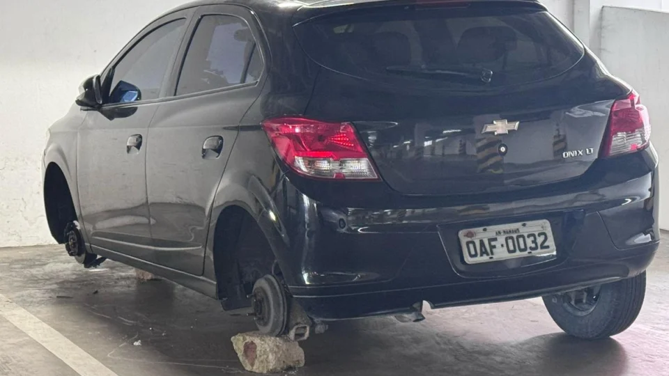 Pai e filha são presos no bairro Coroado por furtos de pneus e aros de carros em Manaus