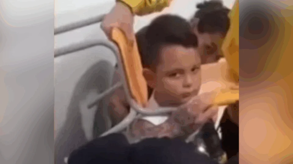 VEJA VÍDEO: criança prende cabeça em cadeira no primeiro dia de aula