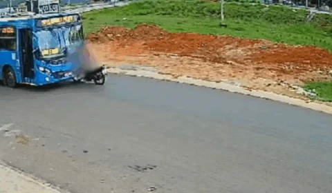 VEJA VÍDEO: motociclista morre após colisão frontal com ônibus; passageiro fica ferido