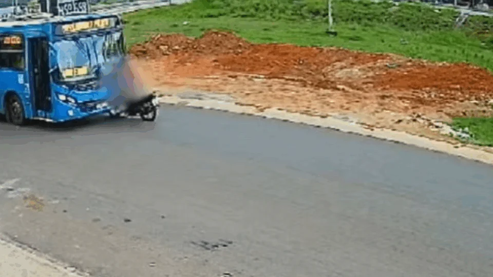 VEJA VÍDEO: motociclista morre após colisão frontal com ônibus; passageiro fica ferido