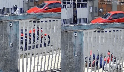 VEJA VÍDEO: PM de folga impede assalto em frente à sua casa e atira em criminoso