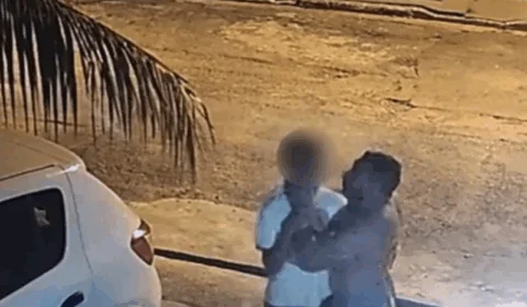 VEJA VÍDEO: Policial enforca e agride adolescente para descobrir quem riscou seu carro