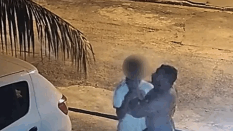 VEJA VÍDEO: Policial enforca e agride adolescente para descobrir quem riscou seu carro