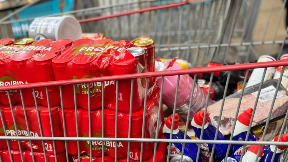 Fiscalização apreende mais de 200 itens sem validade em supermercado de Manaus