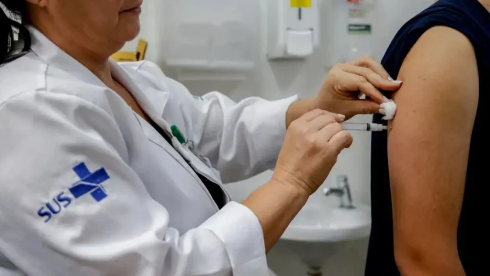 Ministério da Saúde amplia idade para receber vacina contra a dengue